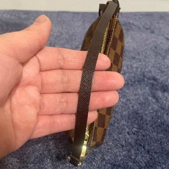 Louis Vuitton Damier Pouch - Picture 8 of 15